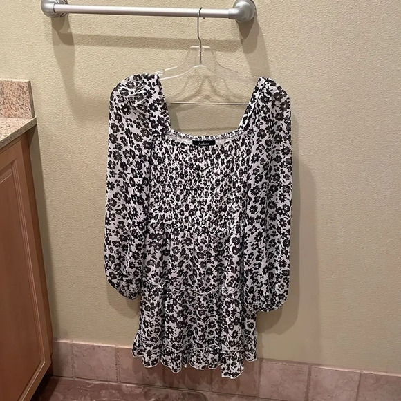NWOT Aakaa woman’s black and white flowered dress - Picture 2 of 9